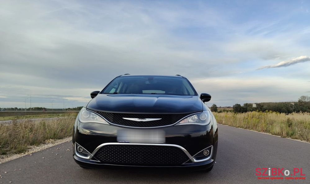 2020' Chrysler Pacifica photo #2