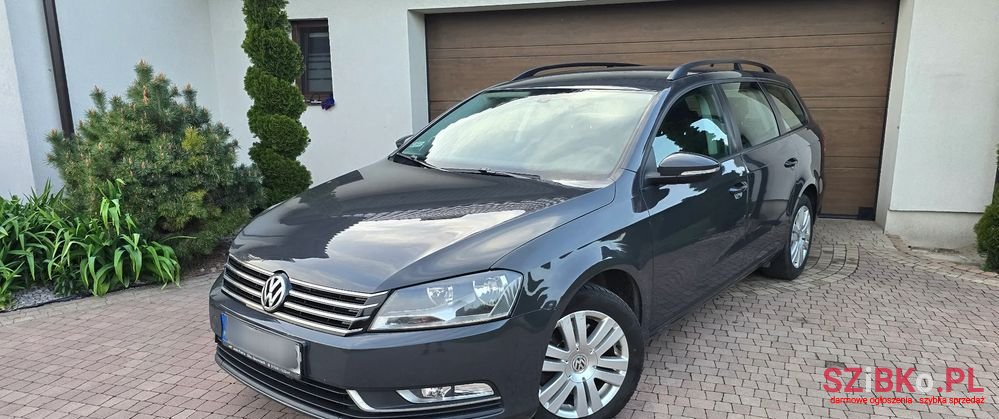 2011' Volkswagen Passat photo #2