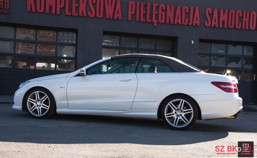 2011' Mercedes-Benz E-Class photo #3