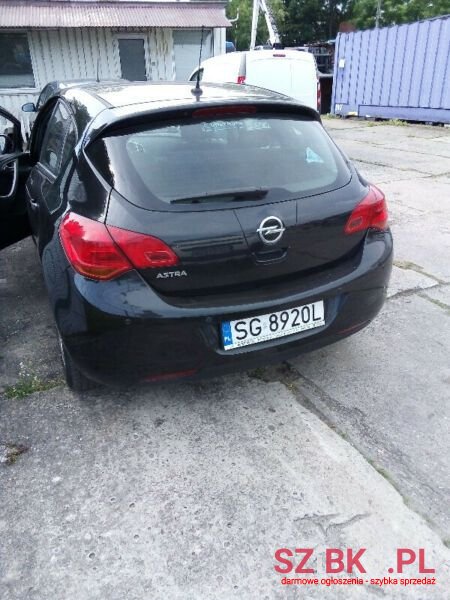 2011' Opel Astra photo #2