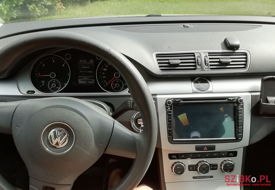 2011' Volkswagen Passat photo #3