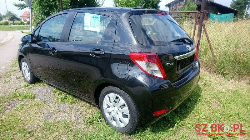 2011' Toyota Yaris photo #3