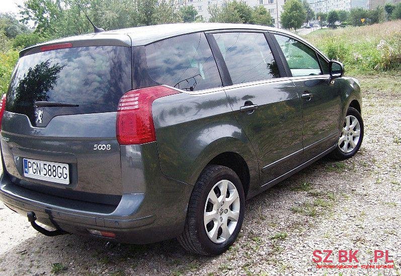 2011' Peugeot 5008 photo #1