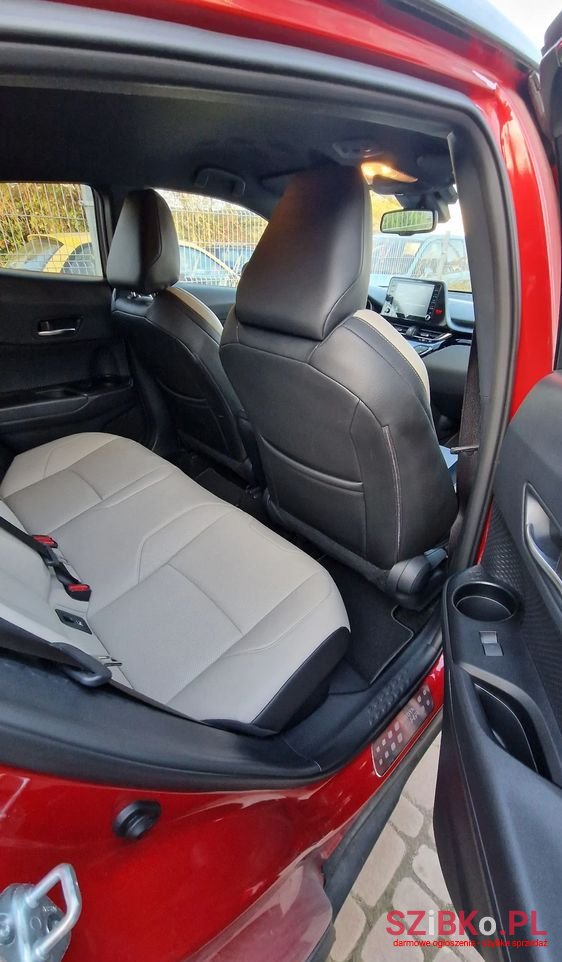 2020' Toyota C-HR 2.0 Hybrid Selection photo #4