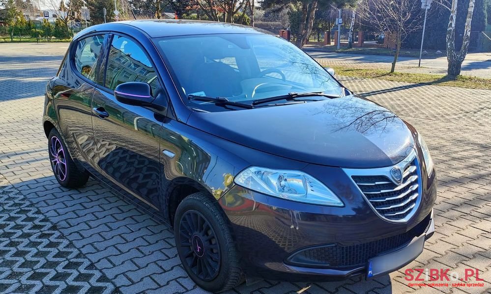 2014' Lancia Ypsilon photo #3