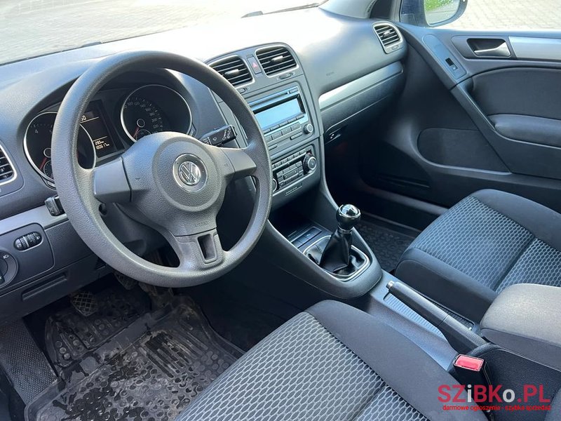 2009' Volkswagen Golf photo #5