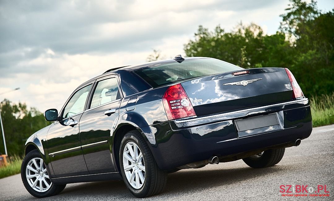 2010' Chrysler 300C photo #2