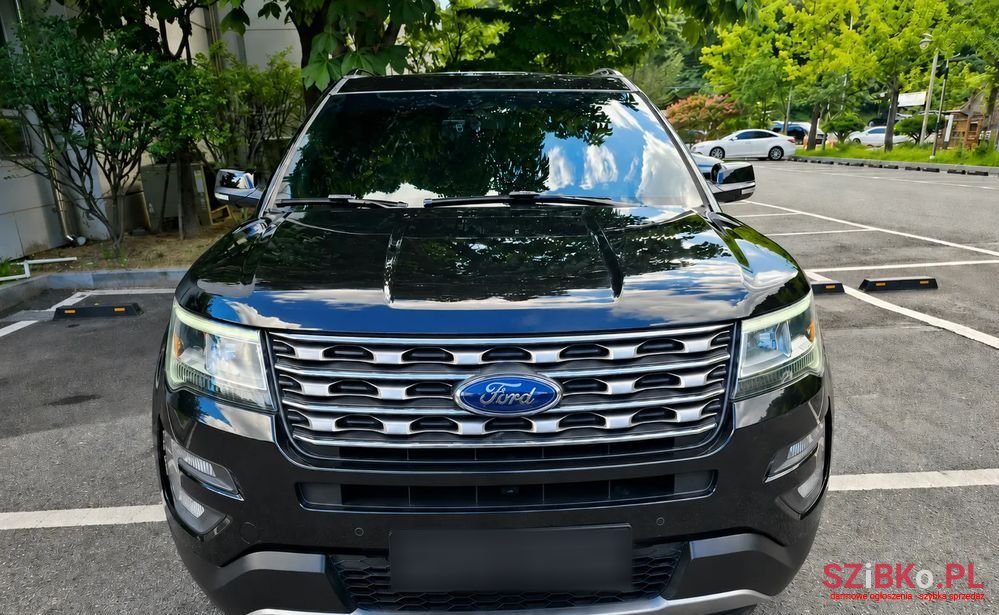 2017' Ford Explorer photo #2