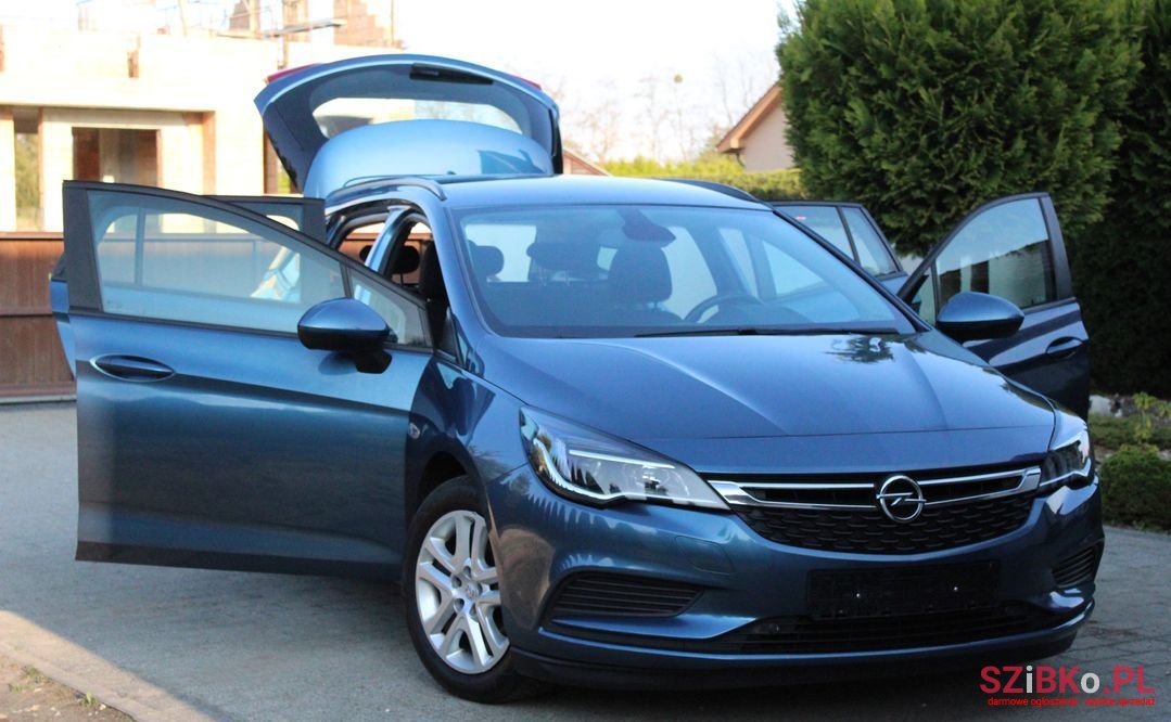 2017' Opel Astra photo #2