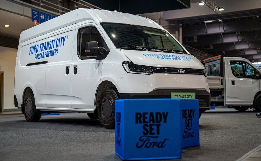 Polska premiera nowego elektrycznego Forda Transita City na targach Polagra 2026. Prezentacja gamy pojazdów dostawczych Ford Pro