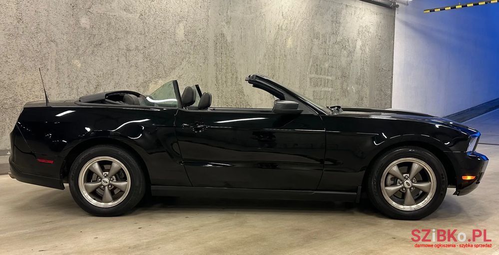 2010' Ford Mustang 4.0 V6 Premium photo #2