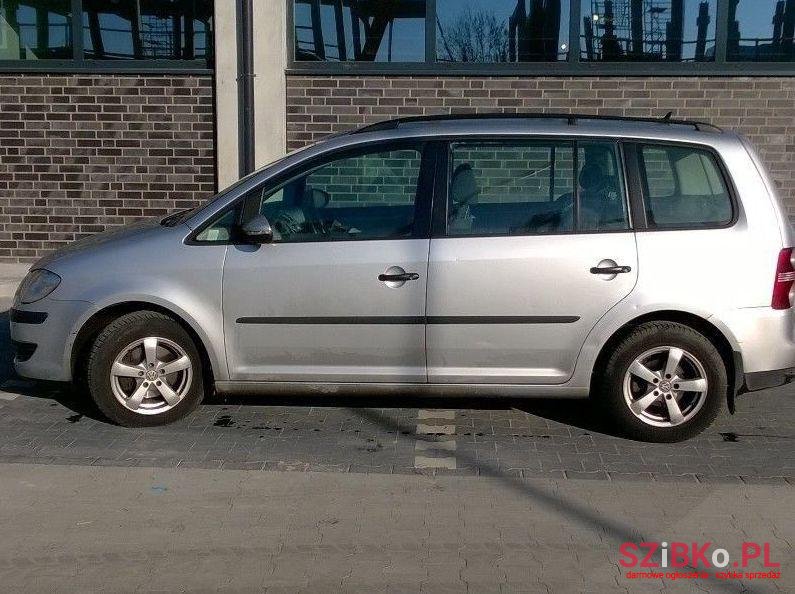 2009' Volkswagen Touran photo #2