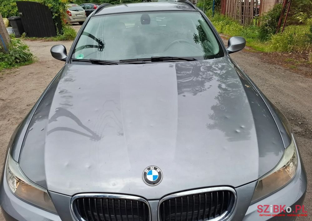 2010' BMW 3 Series 320I photo #2