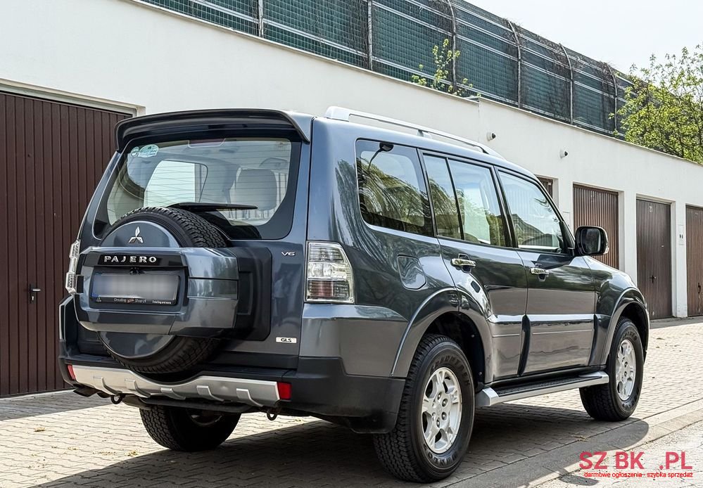 2007' Mitsubishi Pajero photo #2