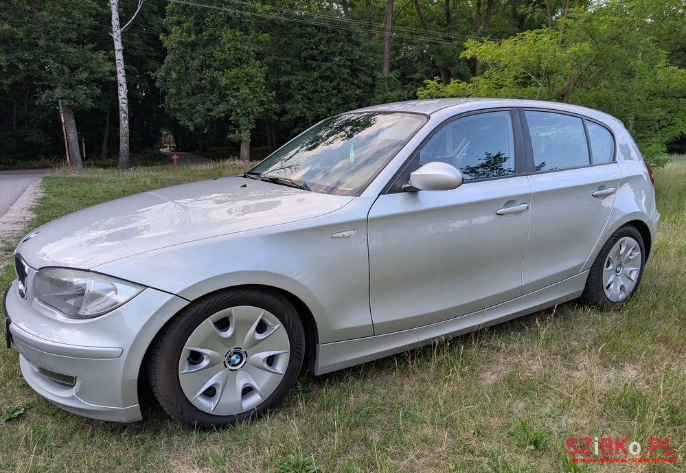 2009' BMW 1 Series 116I photo #1