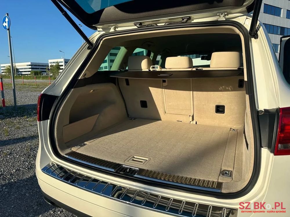 2011' Volkswagen Touareg photo #5