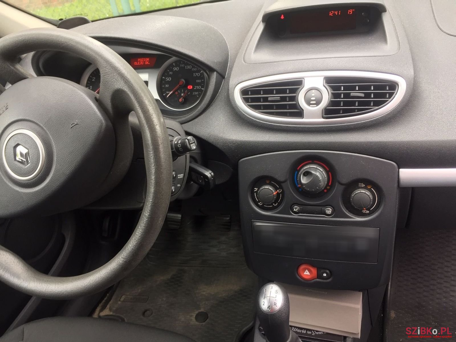 2010' Renault Clio photo #2