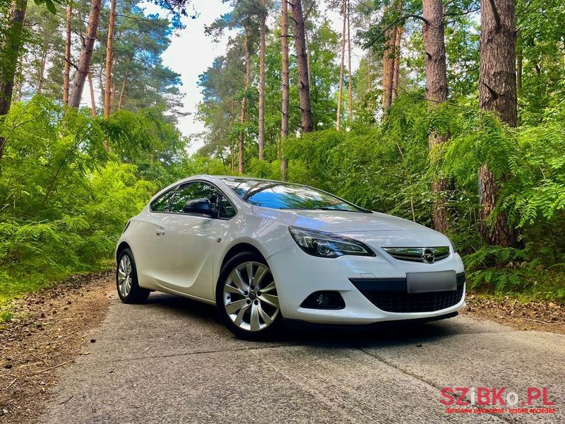 2013' Opel Astra photo #1