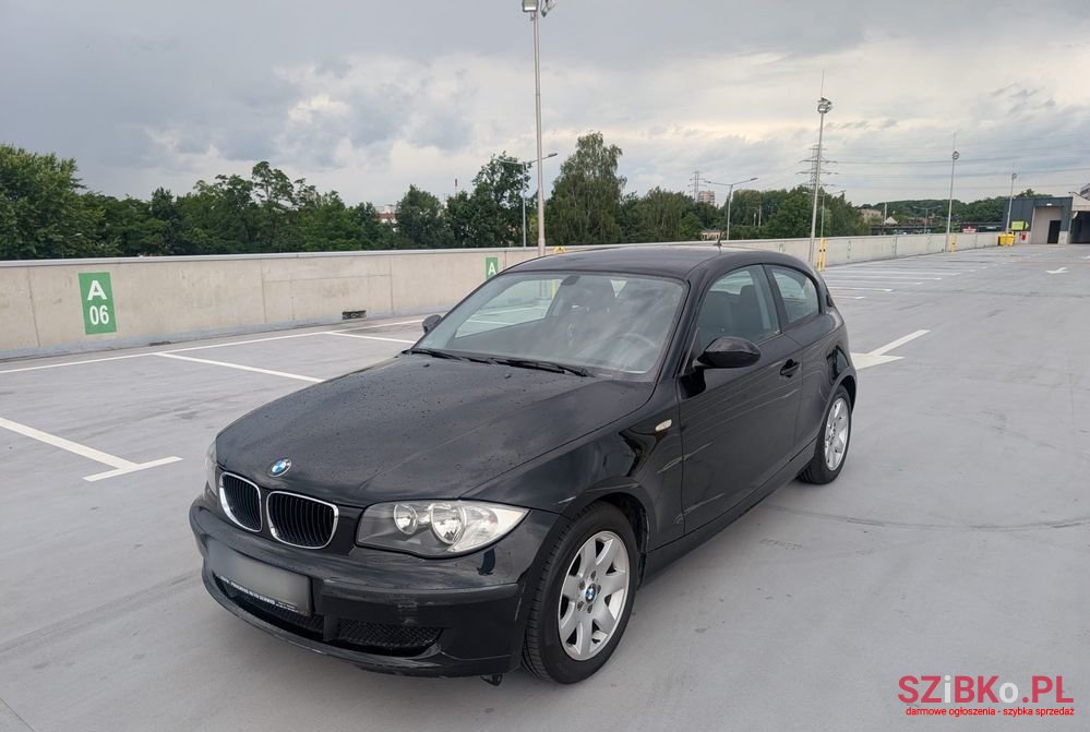2009' BMW 1 Series 116I photo #2