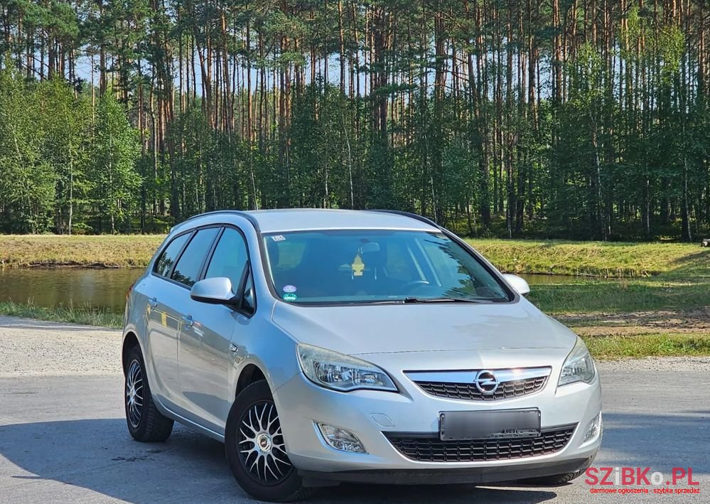 2011' Opel Astra photo #1