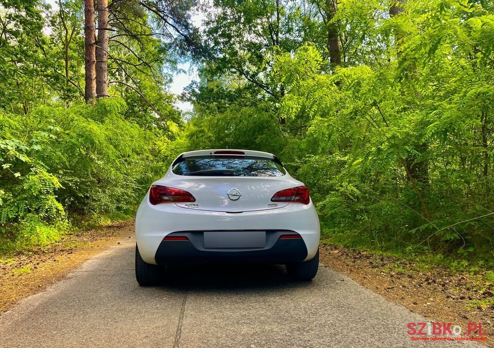 2013' Opel Astra photo #6