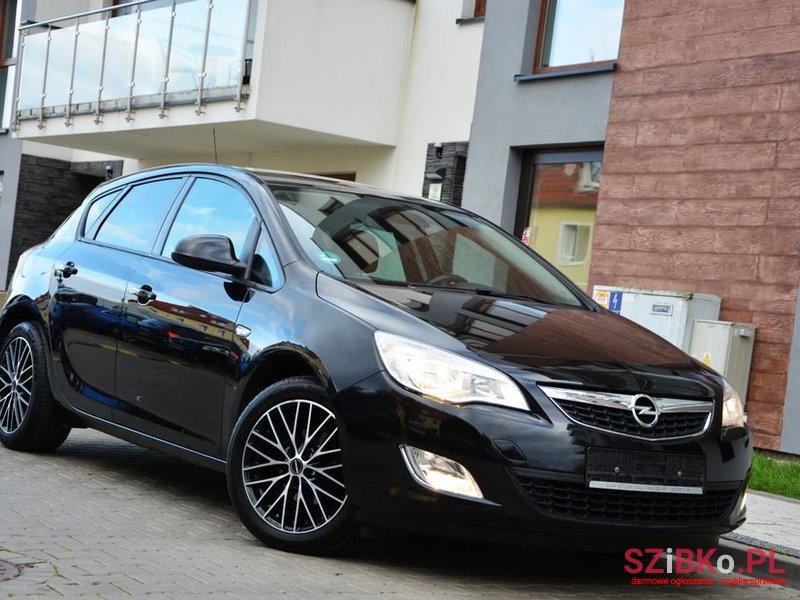 2011' Opel Astra Sport photo #5