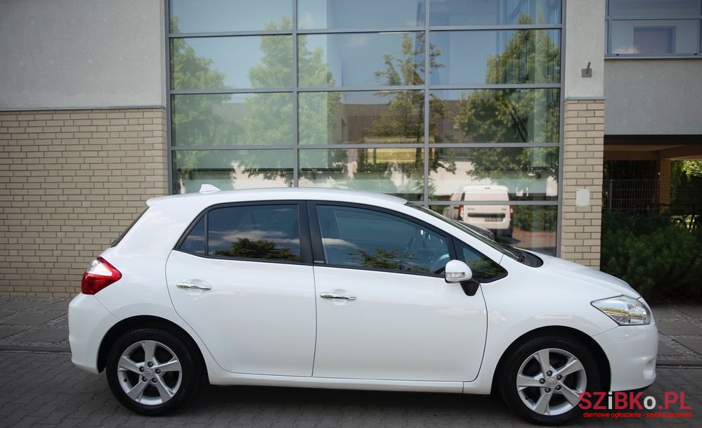 2011' Toyota Auris photo #4