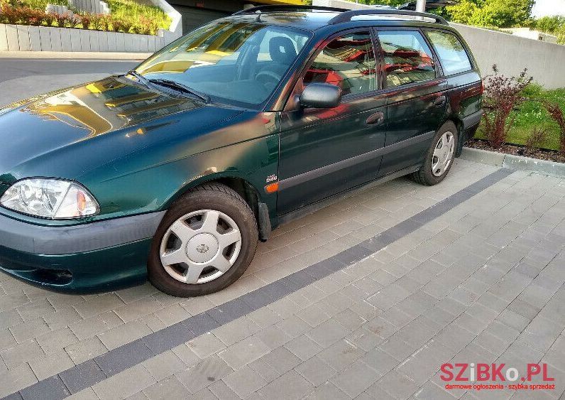 2001' Toyota Avensis photo #1