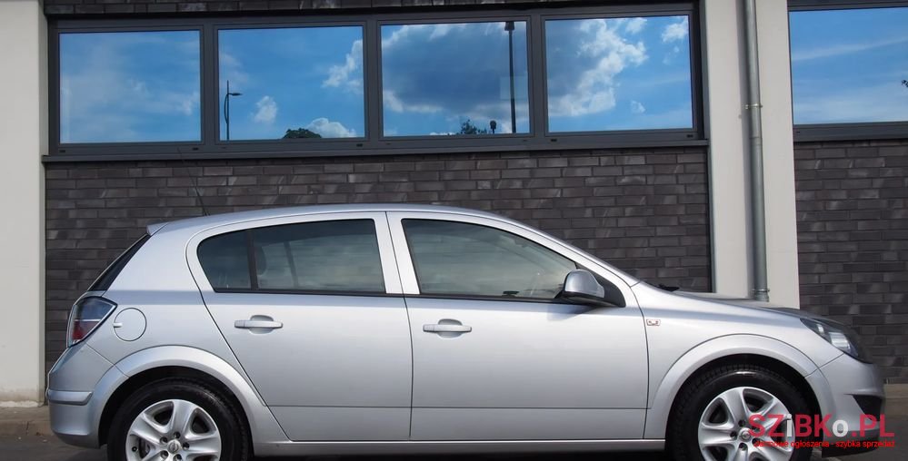 2011' Opel Astra 1.6 Enjoy photo #3