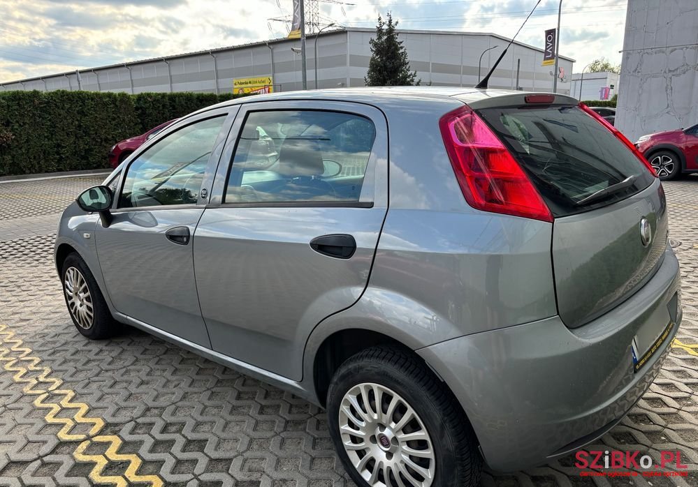 2011' Fiat Punto photo #4