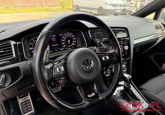 2017' Volkswagen Golf photo #4