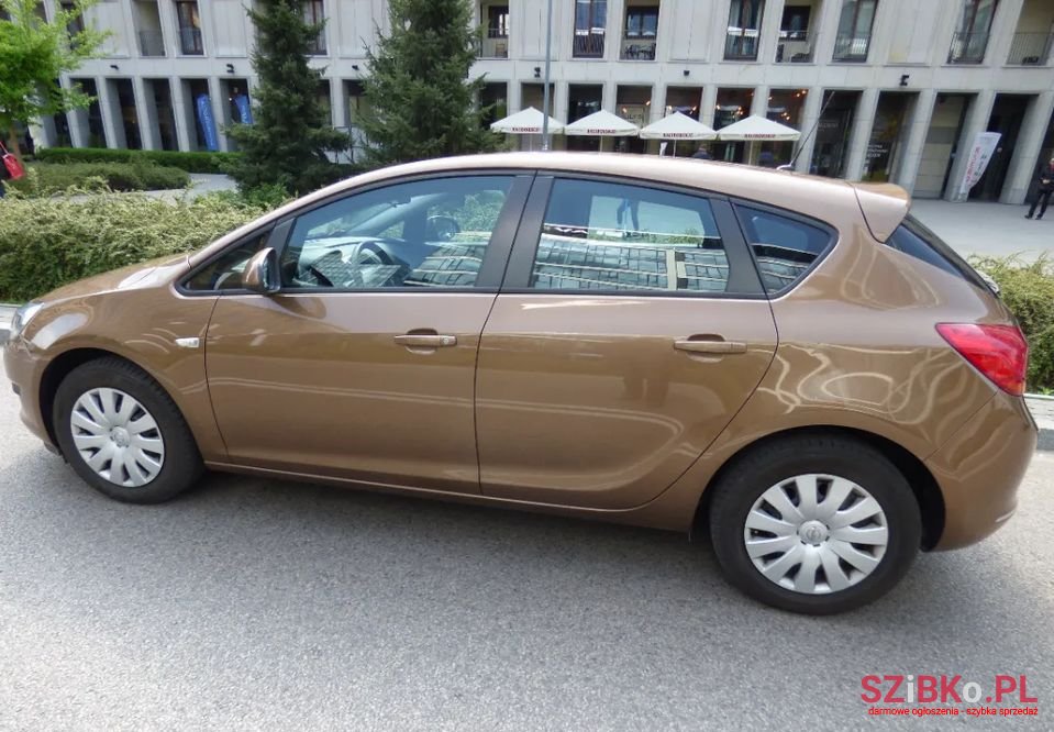 2014' Opel Astra photo #4