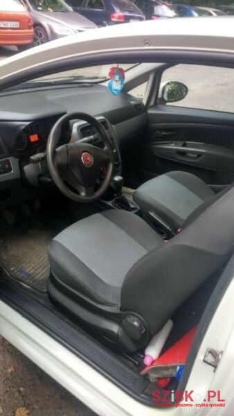 2011' Fiat Punto photo #5