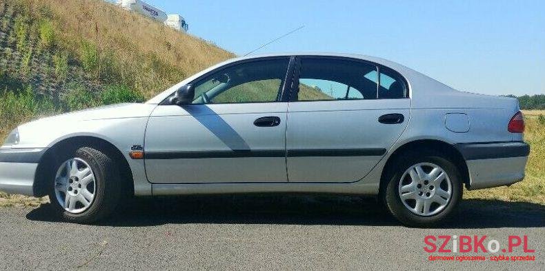 2001' Toyota Avensis photo #1