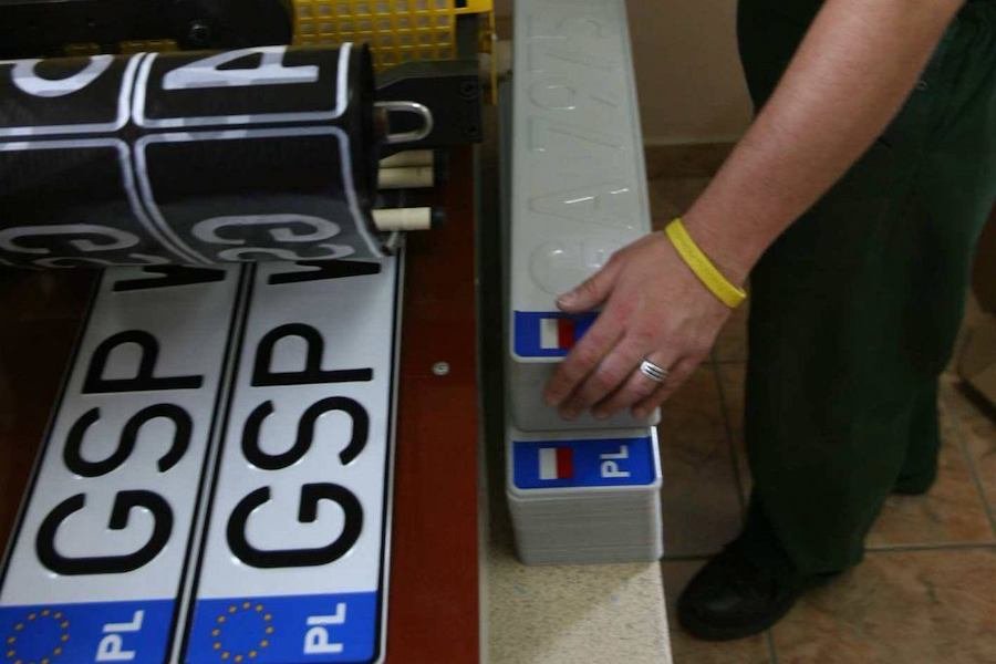 Polskim urzędom kończą się numery rejestracyjne. Na drogach pojawi się nowy typ tablic