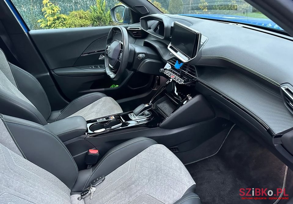 2020' Peugeot 2008 photo #6