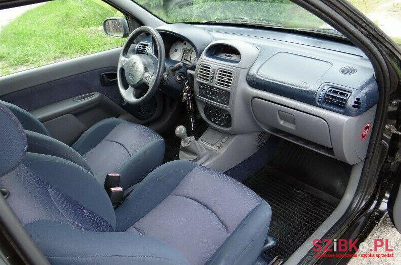 2001' Renault Clio photo #3