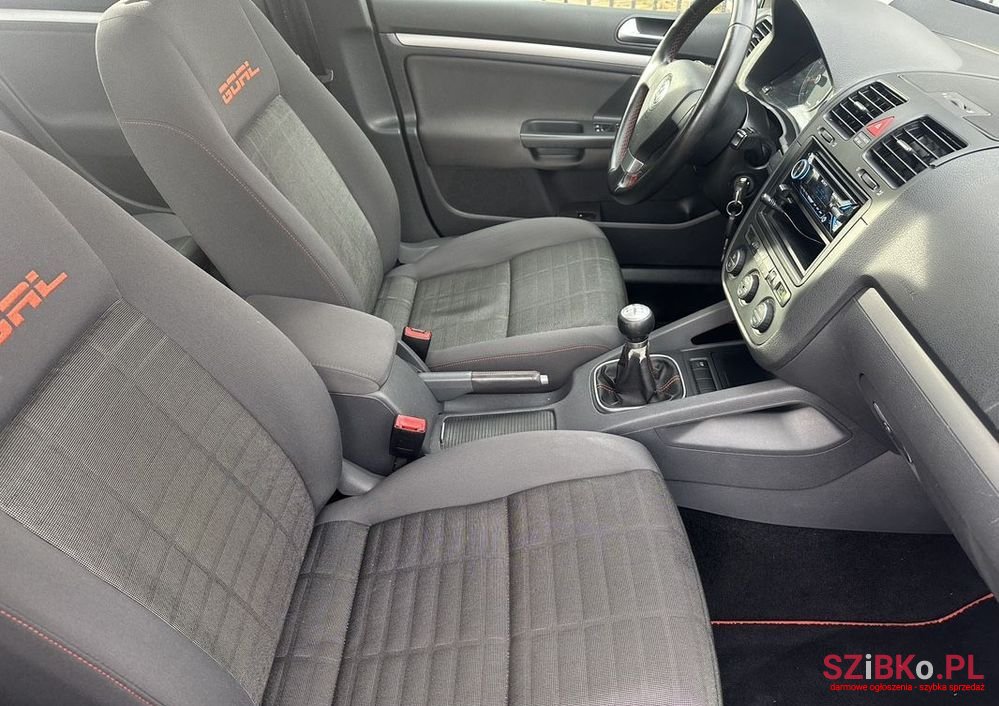 2009' Volkswagen Golf photo #5