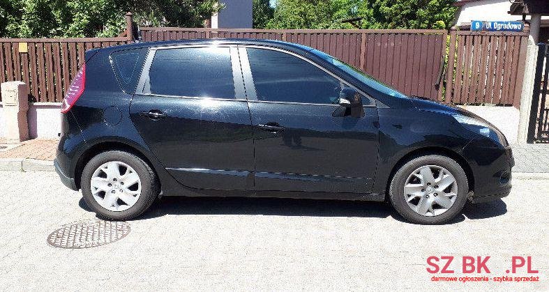 2011' Renault Scenic photo #3