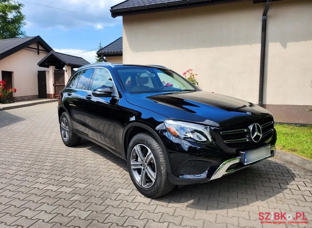 2019' Mercedes-Benz GLC photo #2