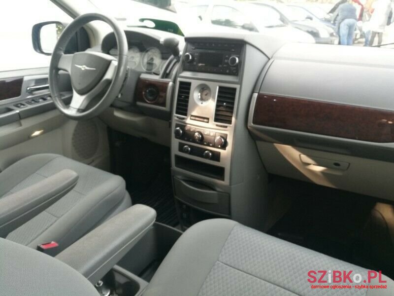 2010' Chrysler Town & Country photo #4