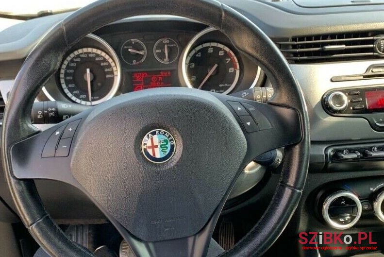 2011' Alfa Romeo Giulietta photo #5