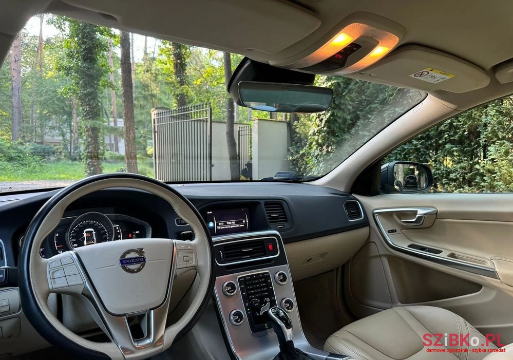 2018' Volvo S60 T3 Drive-E Momentum photo #3