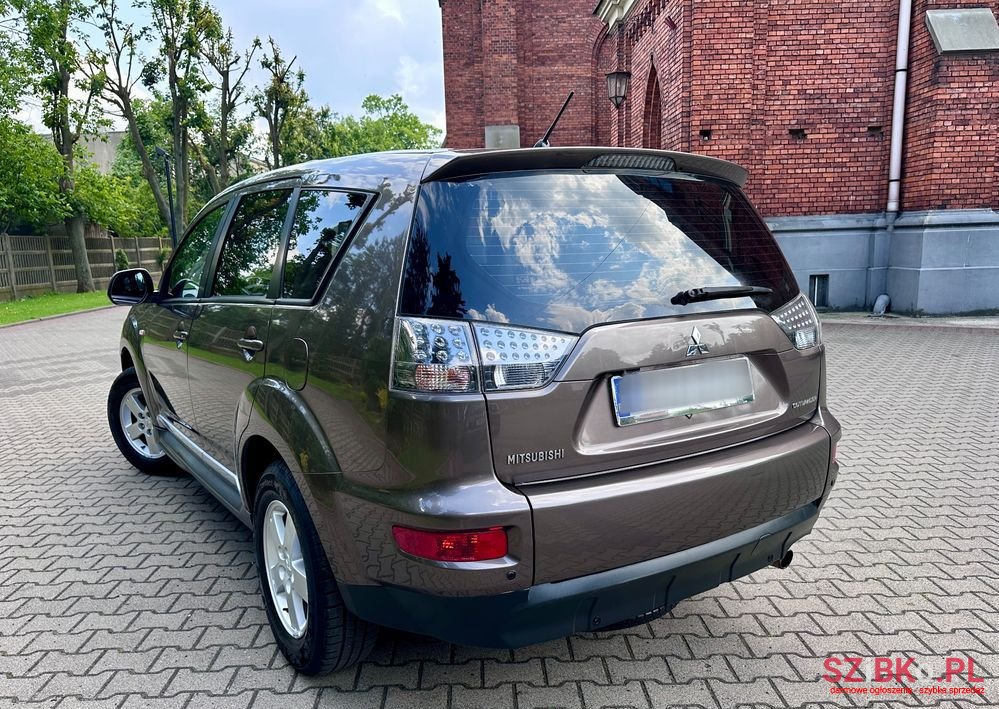 2011' Mitsubishi Outlander 2.0 Intense 2Wd photo #3