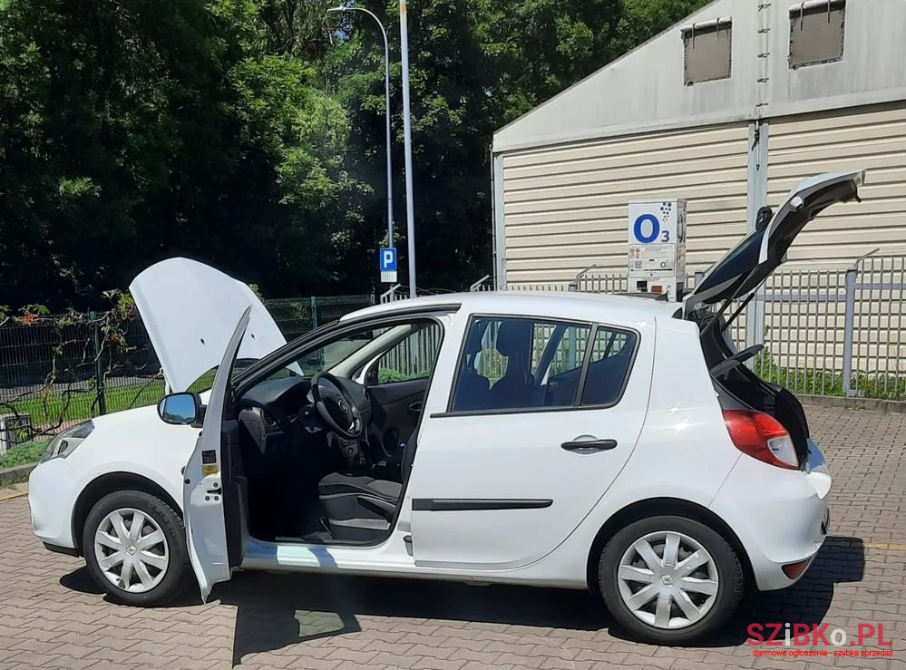 2013' Renault Clio photo #2