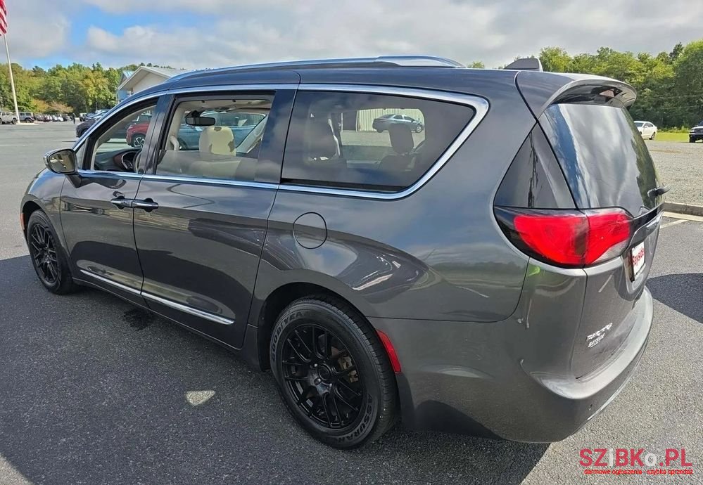 2018' Chrysler Pacifica photo #2