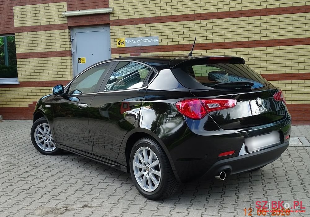 2011' Alfa Romeo Giulietta photo #2