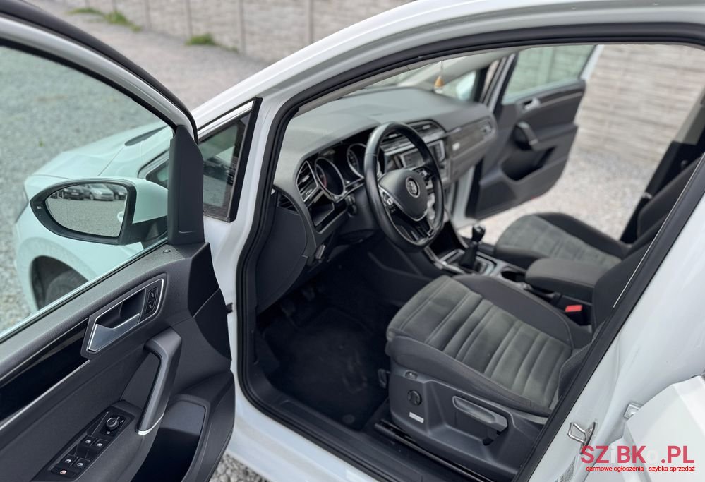 2016' Volkswagen Touran photo #5