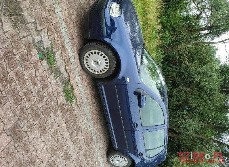 2002' Volkswagen Golf photo #1