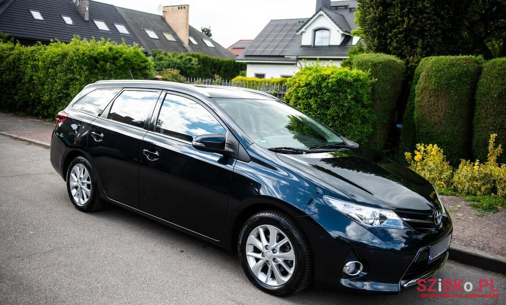 2014' Toyota Auris photo #3